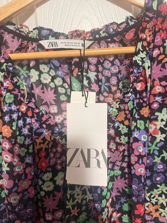 Zara Black Multicolor Floral Ruffle-Cuff Cropped Blouse - Picture 2 of 7